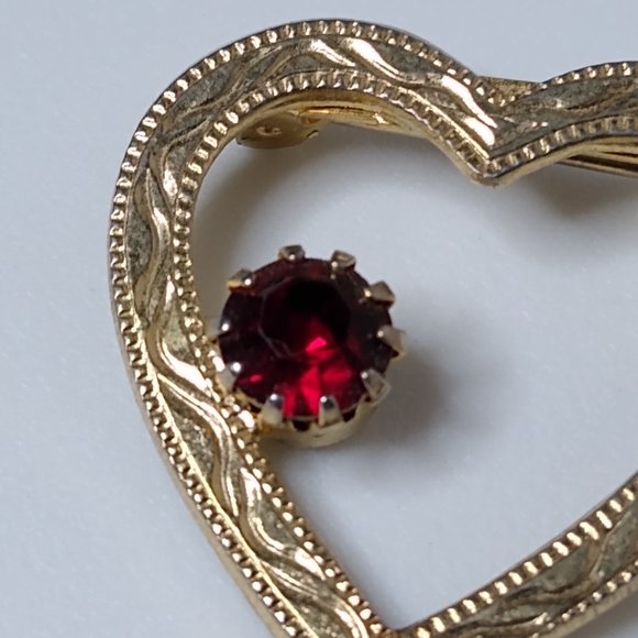 Vintage Heart Shaped Metal And Red Glass Brooch - Picture 7 of 13